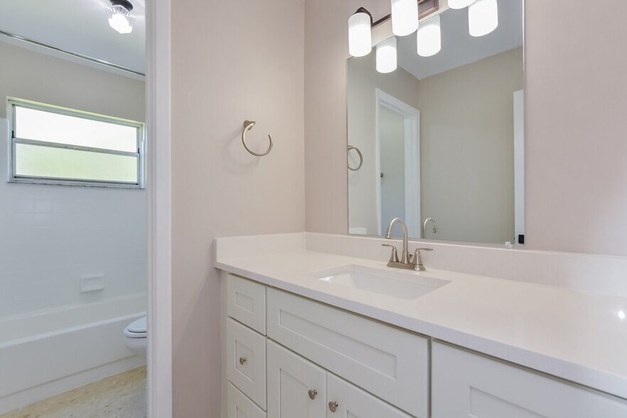 Building Photo - 10423 Cedarhurst Ave