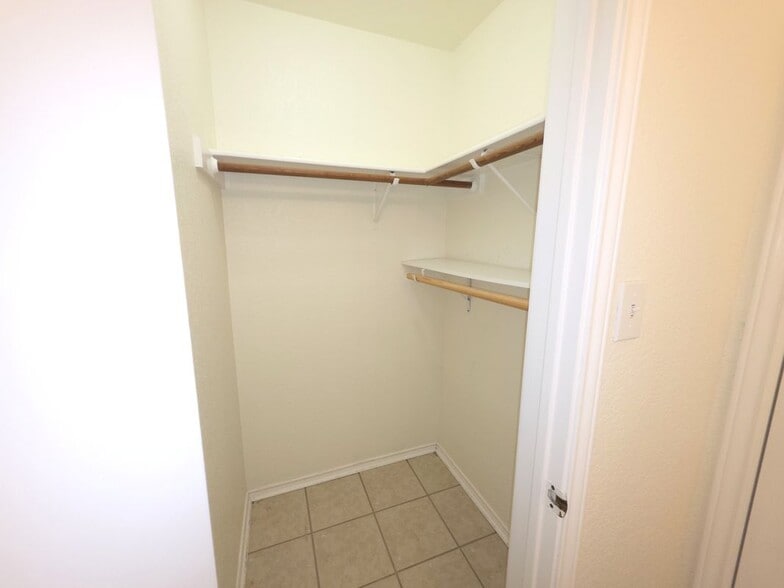 Building Photo - 1600 Hollow Tree Blvd