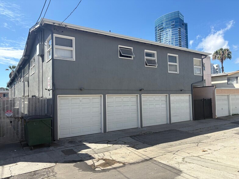 Building Photo - 933 E 1st St