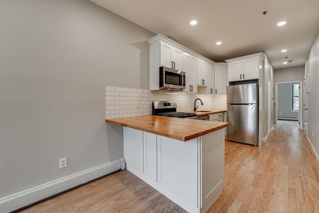 Building Photo - 813 Park Ave