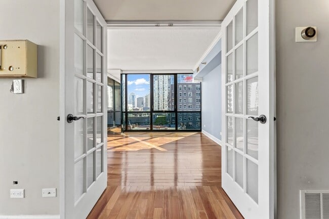 Building Photo - 1309 N Wells St