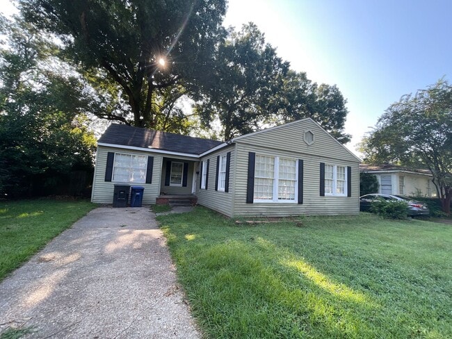Building Photo - Broadmoor Home, 3 Beds, 2 Baths