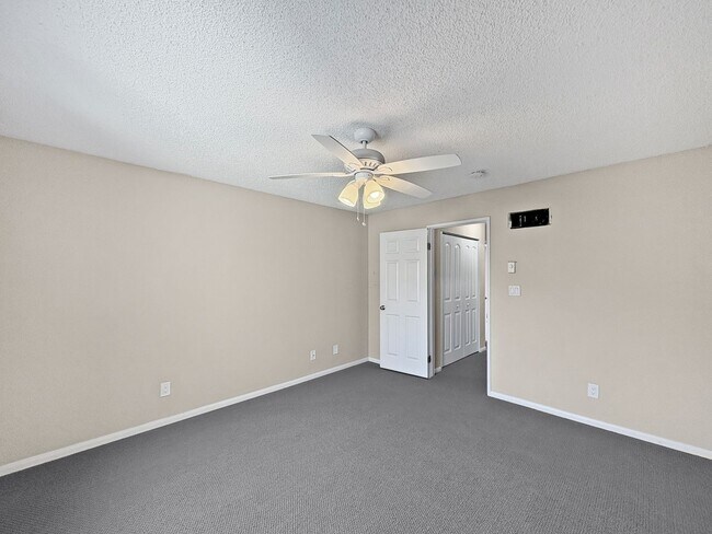 Building Photo - Great Second Floor 1B/1BA w/ Private Patio...