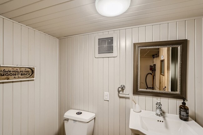 Building Photo - Queen Anne Home