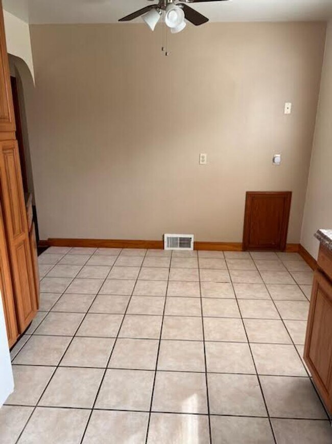 Building Photo - 864 Gary Ave SE