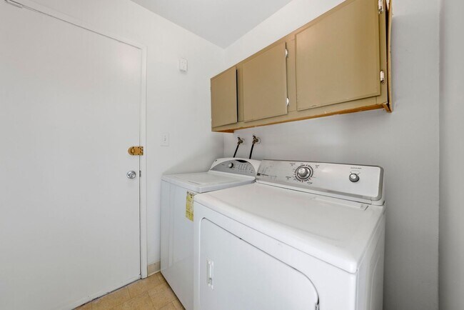 Building Photo - Large Oakland Hills Home With Large Garage/Yard +Laundry Hook-Ups!