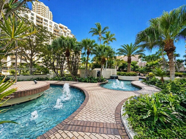 Building Photo - 520 Brickell Key Dr