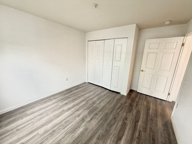 Building Photo - Secure Downtown Oakland 2 BR,2 BA with Garage Parking, EV Charging