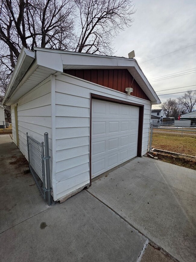 Building Photo - 4 Bedroom | 2 Bathroom | 1 car garage | Fully Fenced Yard | Great Location