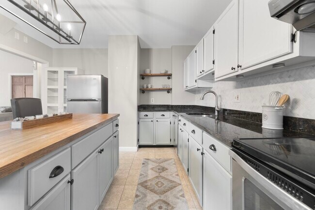 Building Photo - 764 E 3rd St