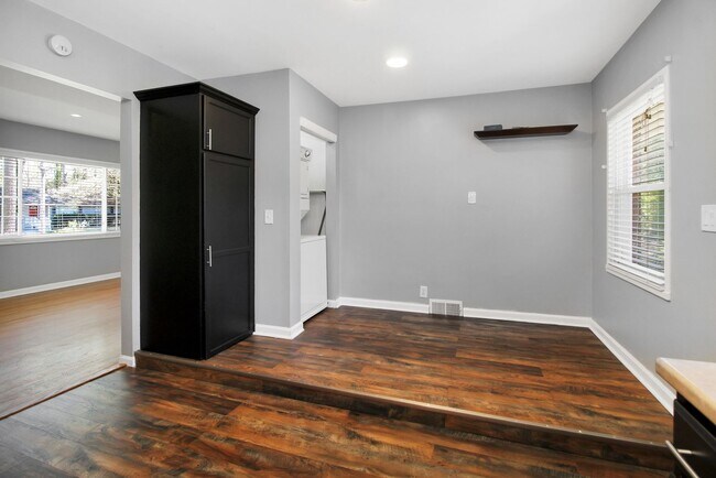 Building Photo - 3 bedroom 2 bath home in a great area filled with tons of extras you will LOVE!