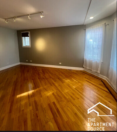 Building Photo - 2933 N Ridgeway Ave