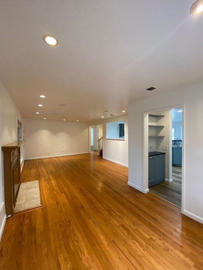 Building Photo - Long Beach: 4 bedroom 3 bath with Spacious...