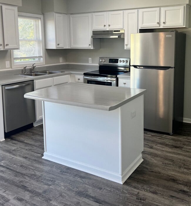 Building Photo - Just listed!