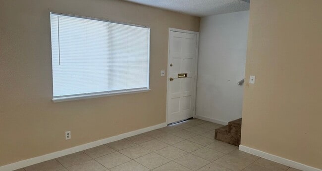 Building Photo - 2 BEDROOMS 1.5 BATHROOM TOWNHOUSE AVAILABLE FOR RENT JONES AND VEGAS DR !!!