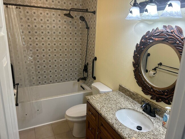 Building Photo - Lakeside Plaza Condo