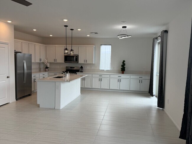 Building Photo - Brand new Southwest 3 bedrooms 2.5 bathrooms