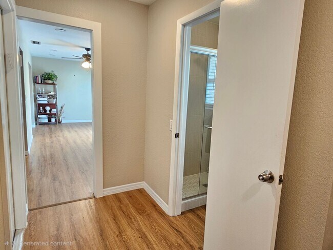 Building Photo - Annual Unfurnished 2 Bedroom 2 Bathroom Single Family Home in South Venice!