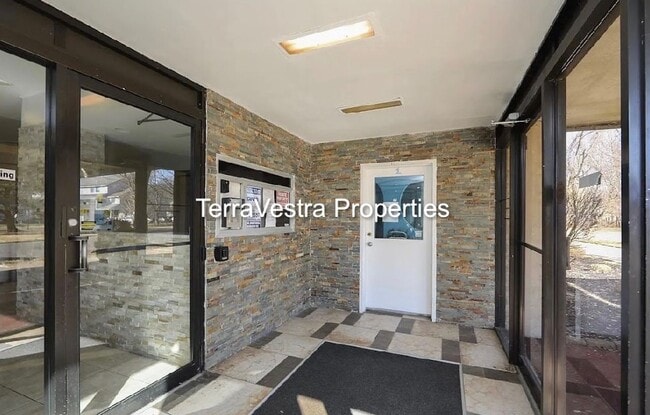 Building Photo - 1 Bed in Barclay Towers! Eligible for $500 Security deposit.