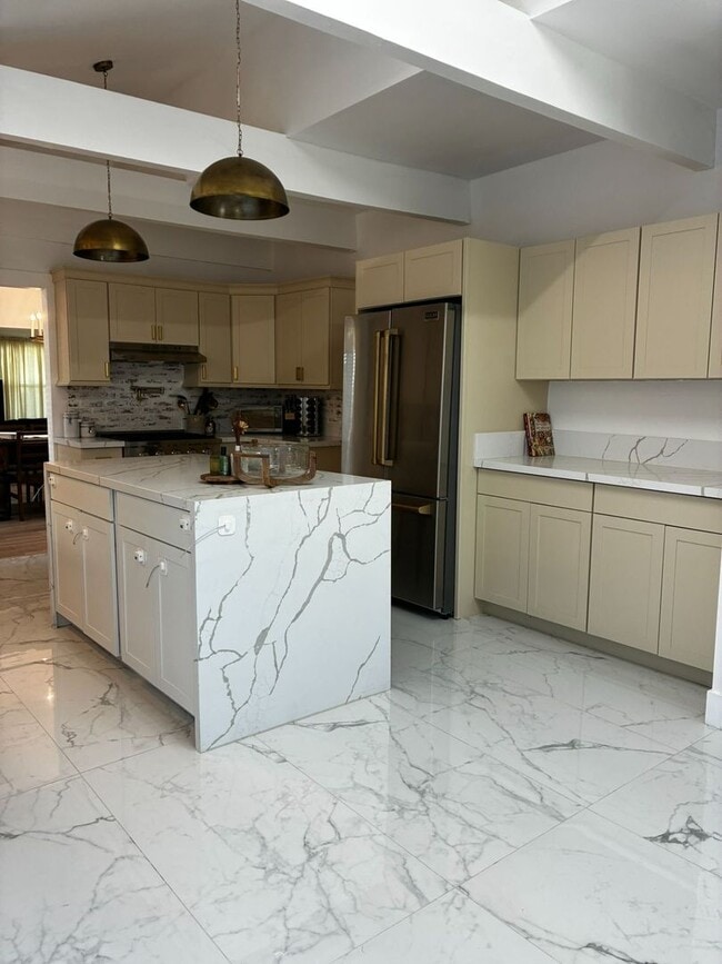 Building Photo - Stunning Fully Furnished 4-Bedroom, 2.5 Ba...