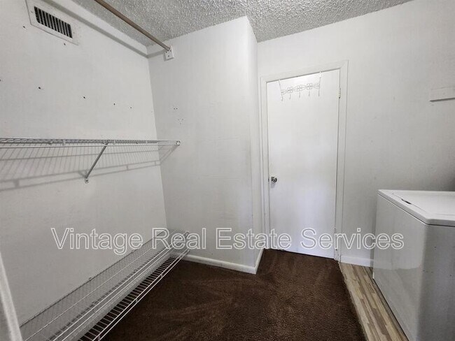 Building Photo - 9209 Tudor Dr