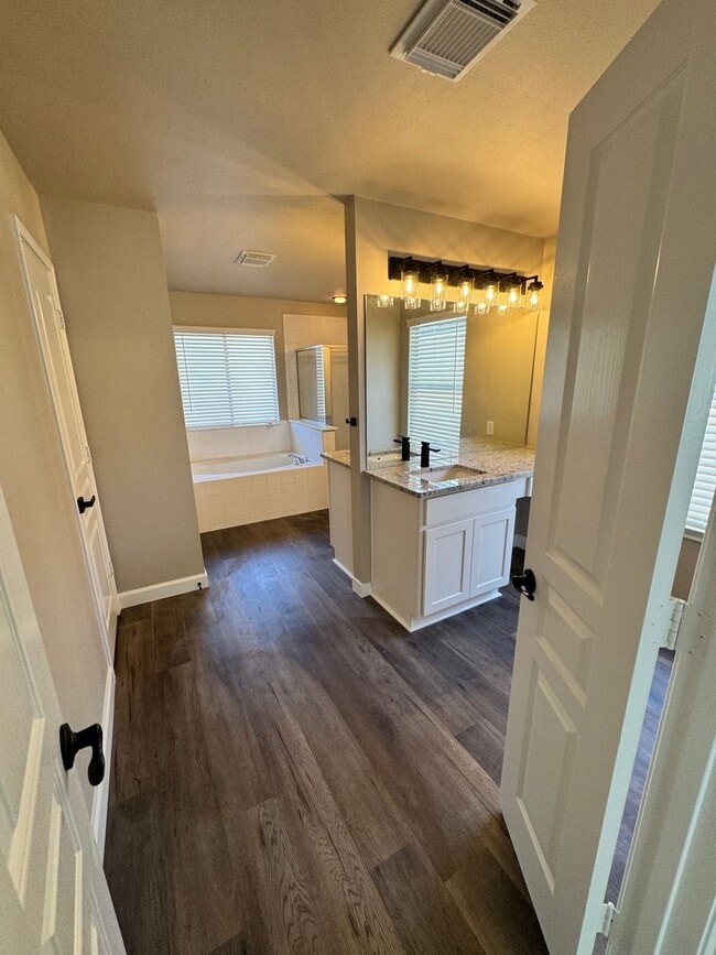 Building Photo - Move-In Ready Family Home in North San Antonio