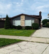 Building Photo - 7011 N Hamlin Ave