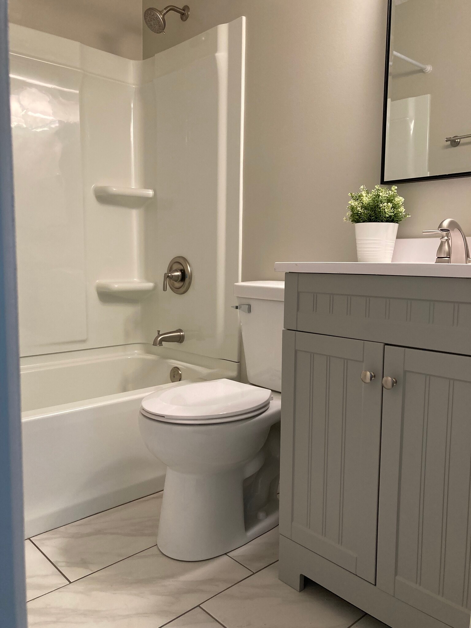 Main floor full bathroom - 6504 Kelling St