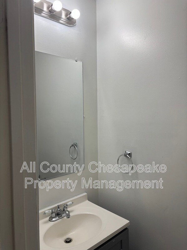 Building Photo - 2023 W Lanvale St