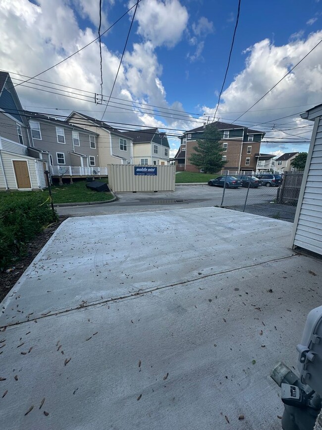 Building Photo - Beautiful renovated 3 bedroom townhome