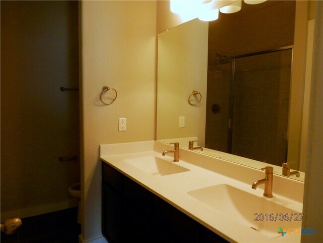 Building Photo - 514 Creekside Frst