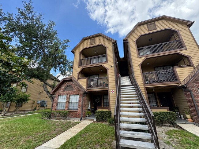 Building Photo - Altamonte Springs Top Floor Condo ~ Gated Waterfront Community ~ Must See!