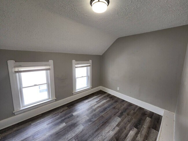 Building Photo - Charming 4-Bedroom Property in Prime Location (SECTION 8 VOUCHERS ACCEPTED)