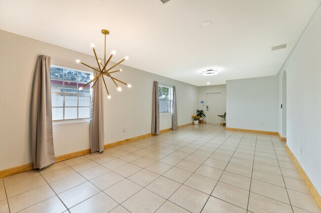 Building Photo - 289 SW 3rd Ct