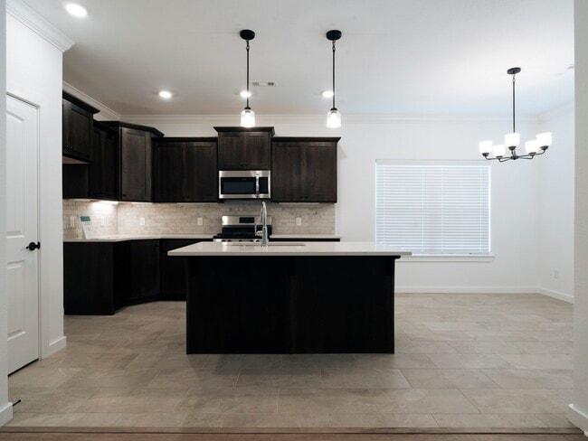 Building Photo - 441 Willow Dr