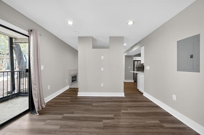 Building Photo - 935 La Posada Dr