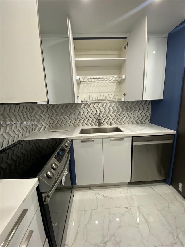 Building Photo - 5005 Collins Ave