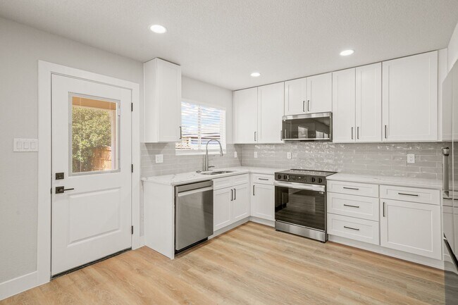 Building Photo - BEAUTIFUL 4 BEDROOM PROPERTY LOCATED IN BU...