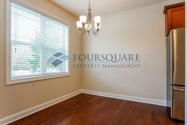 Building Photo - Townhome | Washer /Dryer Included | Enclos...