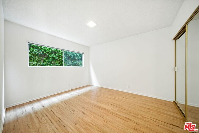 Building Photo - 833 9th St