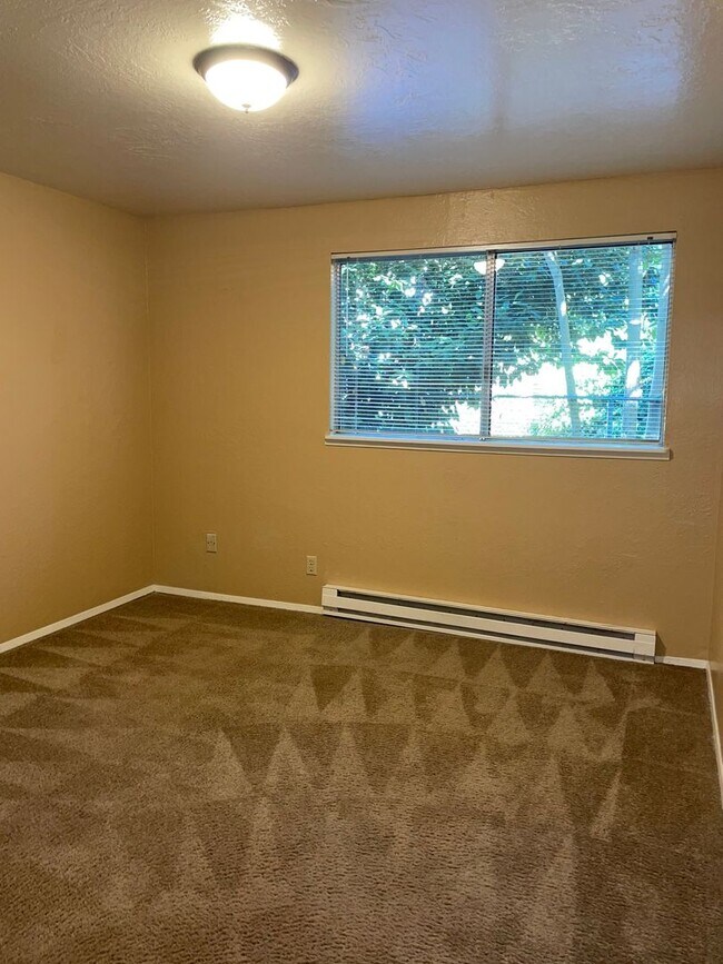 Building Photo - Ground level 1 bedroom apartment in Keizer