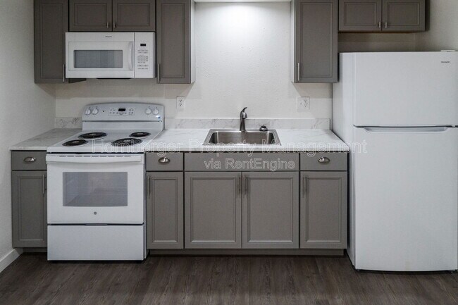 Building Photo - 911 E Bridgeport Ave