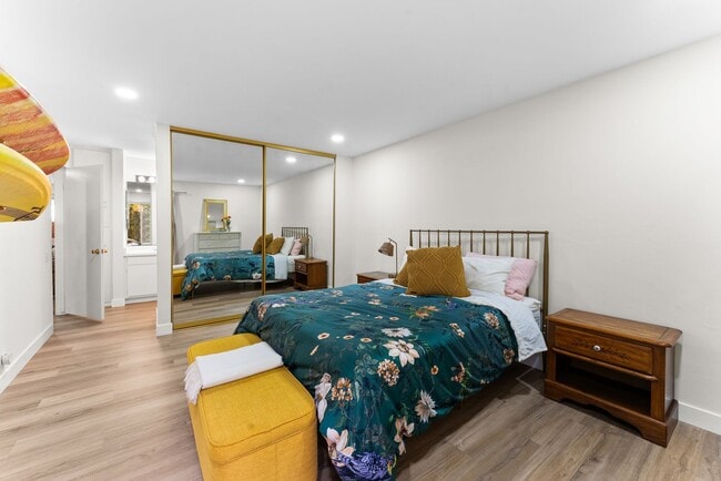 Building Photo - Beautiful 2BD/2BA Condo in Prime Pacific Beach Location! THIS UNIT IS UNFURNISHED