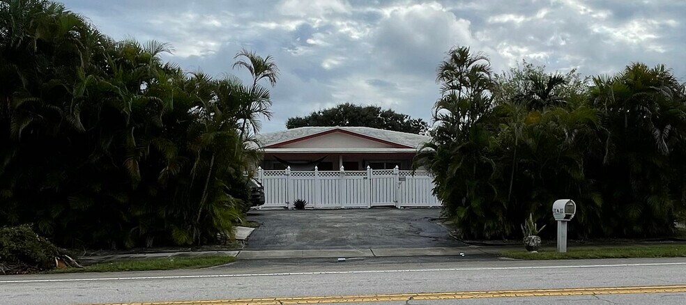 Front - 210 NW 4th Ave