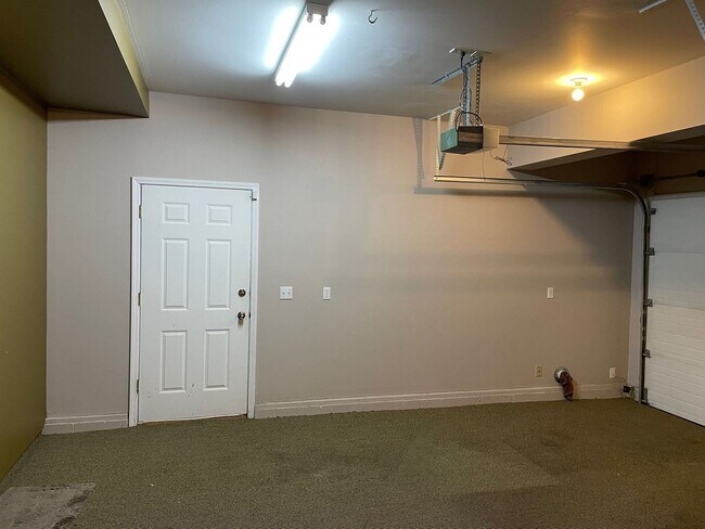 Building Photo - 3 Bedroom, 2.5 Bath Single Family Home