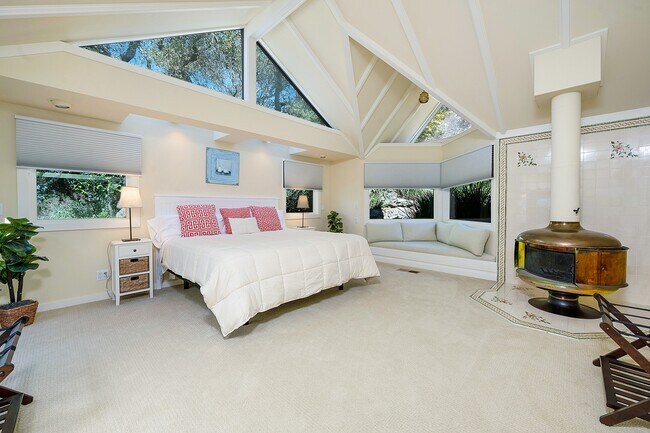 Building Photo - 2700 Hillcrest Dr
