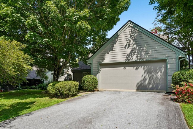 Building Photo - 104 Highview Ln