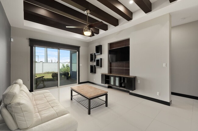 Building Photo - 305 N Mockingbird Ave