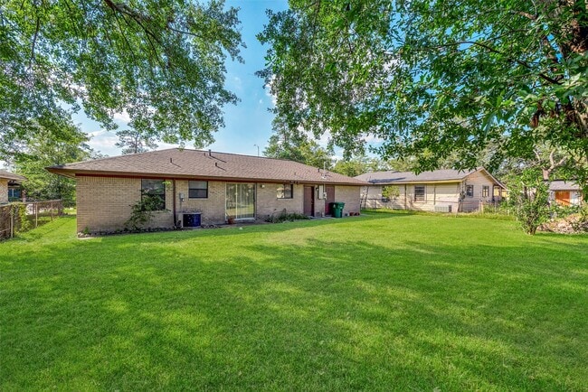 Building Photo - 10402 Hollyglen Dr