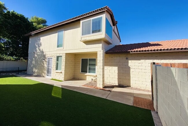 Building Photo - 2732 W Estrella Dr